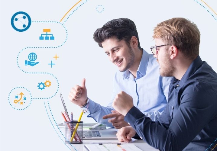 Dois homens de negócio conversando e ícones da Telcompany, um está prestando consultoria ao outro.